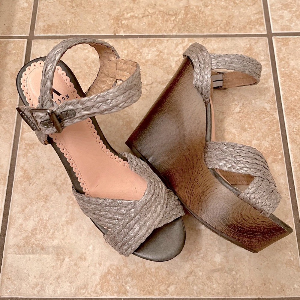 Madison by Shoe Dazzle “Wilma” wedge size 6.5
